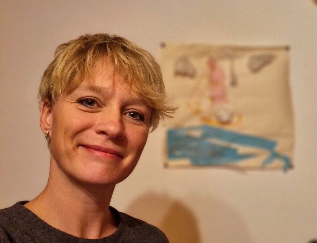 Ein Foto von Julia Mittwoch in ihrer Praxis.